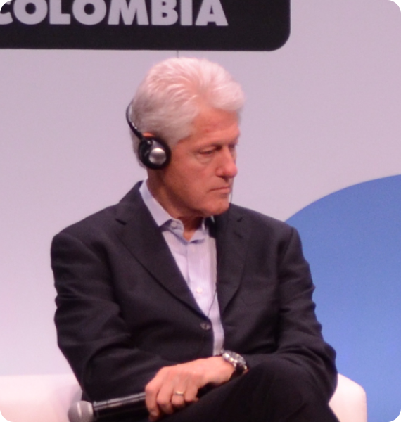 Clinton: Bill Clinton utiliza audífonos para escuchar la traducción simultánea del español al inglés en Cartagena, Colombia